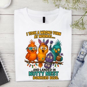Camiseta divertida y peculiar de pájaro, camiseta de humor familiar de pájaros tontos y coloridos, camiseta de diseño de pájaro loco con camiseta de dibujos animados coloridos, camiseta de pájaro caprichosa