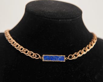 Gargantilla con colgante de lapislázuli azul, cadena de eslabones dorada y cierre de palanca. Un regalo minimalista, elegante y feroz. Piedra natural.