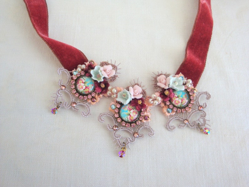 romantic necklace collier romantique cabochon sur dentelle et cristal image 1