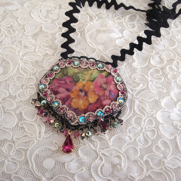Vintage victorian  floral necklace, collier  cristal et tissu fleuri les roses anciennes