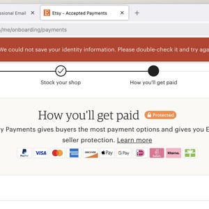 Op de afbeelding: Een screenshot van de Etsy-website die de stappen laat zien om een Etsy-shop in te richten. De stappen omvatten het instellen van winkelvoorkeuren, het benoemen van de winkel, het inrichten van de winkel, het instellen van betaalmethoden, het delen van factuurgegevens en het instellen van winkelbeveiliging. De tekst "Hoe je betaald wordt" is oranje gemarkeerd. De tekst "Etsy Payments biedt kopers de meeste betalingsopties en geeft je Etsy's verkoperbescherming. Meer informatie" is ook zichtbaar. Er wordt een verscheidenheid aan betaalmethoden getoond, waaronder Visa, Mastercard, American Express, Discover, Apple Pay, Google Pay en Etsy-cadeaubonnen.