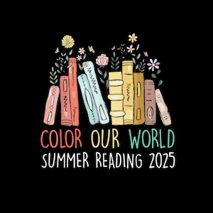 Op de afbeelding: Een kleurrijke illustratie van een stapel boeken met bloemen en bladeren eromheen. De tekst "Color Our World Summer Reading 2025" staat onder de boeken.