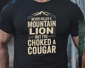 Peut inclure: T-shirt noir avec un motif blanc qui dit "Never killed a mountain lion but I've choked a cougar".