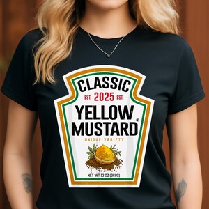 Puede incluir: Camiseta negra con un gráfico de una etiqueta de mostaza amarilla. La etiqueta dice "CLASSIC YELLOW MUSTARD" con "EST. 2025" y "UNIQUE VARIETY". El peso neto es de 368g.