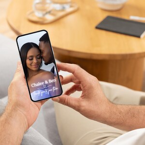 Bröllopsinbjudan – Elegant kunglig blå videoinbjudan – Redigerbar Canva-mall med foto, OSA och program – Digital högtidsinbjudan för bröllop bild 3