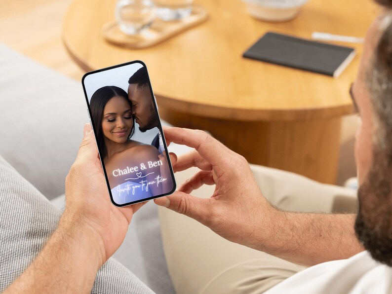 Bröllopsinbjudan – Elegant kunglig blå videoinbjudan – Redigerbar Canva-mall med foto, OSA och program – Digital högtidsinbjudan för bröllop bild 3