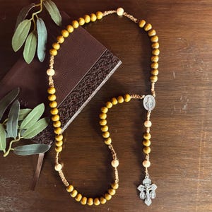 Rosario de madera hecho a mano / Rosario de cuentas de madera marrón con medalla de Nuestra Señora / Rosario de oración católico duradero / Crucifijo único