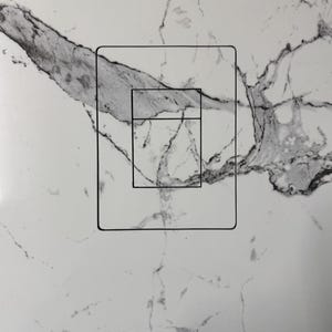 Placa de descarga para vaso sanitário GROHE, que pode ser revestida com azulejos.