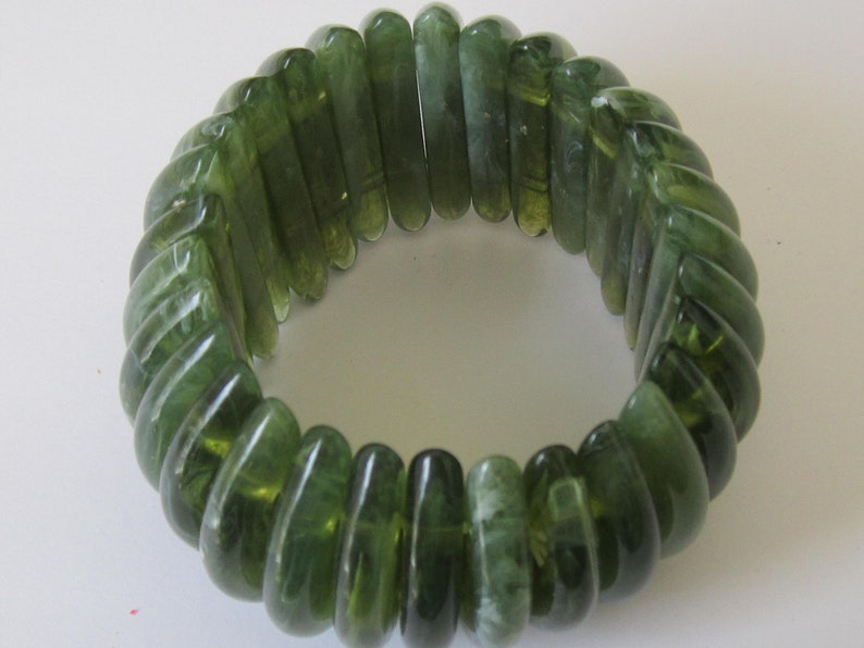 Vintage Shades of Green Faux Jade Long Plastic Links Stretch Bracelet