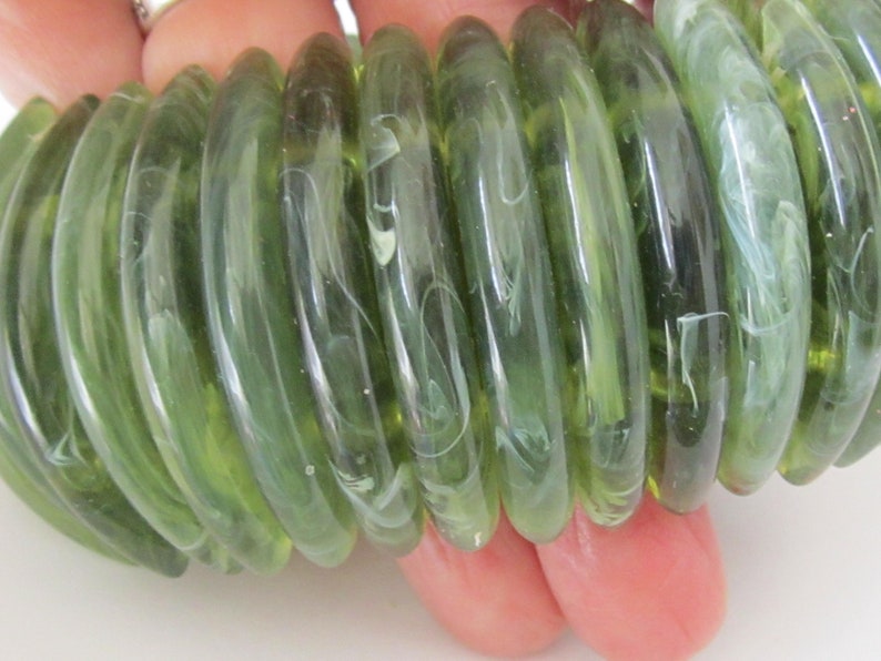 Vintage Shades of Green Faux Jade Long Plastic Links Stretch Bracelet