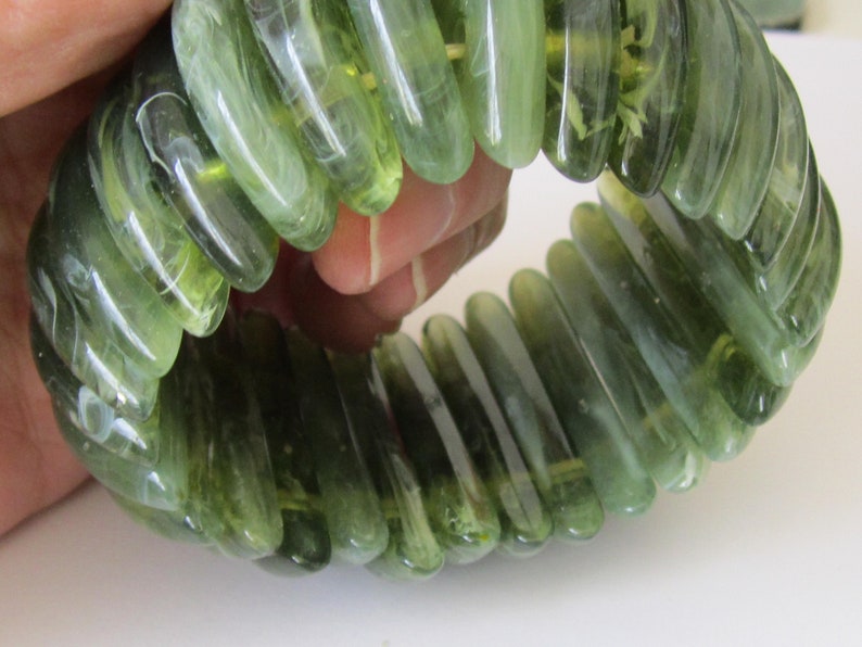Vintage Shades of Green Faux Jade Long Plastic Links Stretch Bracelet