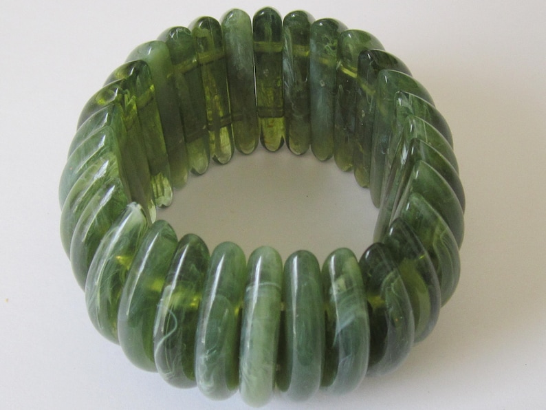 Vintage Shades of Green Faux Jade Long Plastic Links Stretch Bracelet