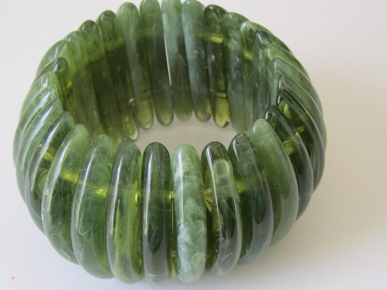 Vintage Shades of Green Faux Jade Long Plastic Links Stretch Bracelet