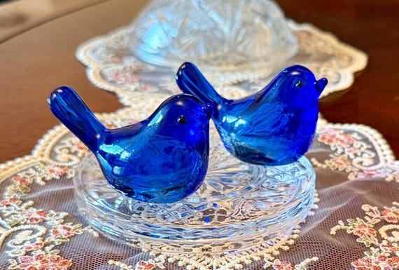 ガラスの青い鳥　２羽のペア　bluebird of hapiness Handblown Etched Cobalt Blue Glass Bird of Happiness - Set of 2 - Etsy