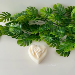 Mãos entrelaçadas em forma de coração, vela em forma de coração, coração de cera de soja, cartão de lugar de casamento, lembrancinha de casamento, casamento