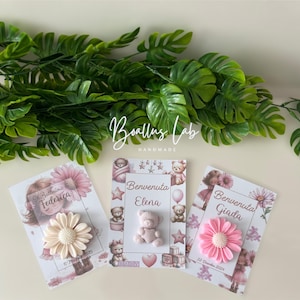 Card personalizzata con candela a forma di orsetto a forma di margherita, tema fiori, tema orsetto, bomboniera nascita, battesimo, comunione