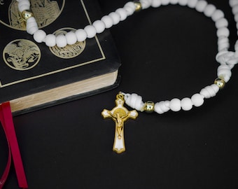 De gedaanteverandering | Witte en gouden paracord-rozenkrans | Handgemaakte, duurzame katholieke devotional