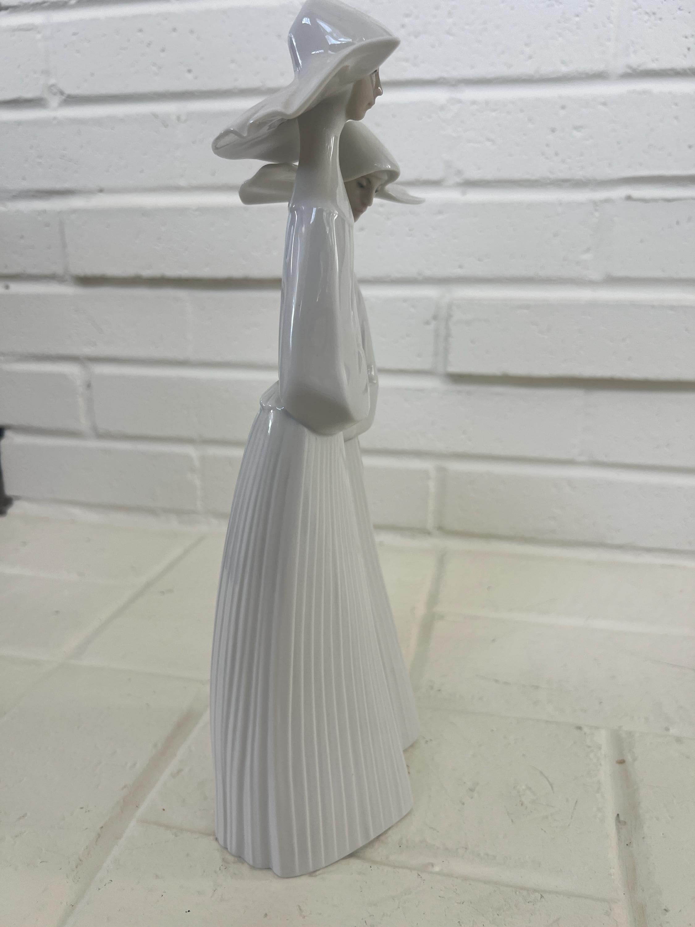 リアドロ　修道女 LLADRO 修道女 - 2016 年に廃盤。13 インチのフィギュア。光沢