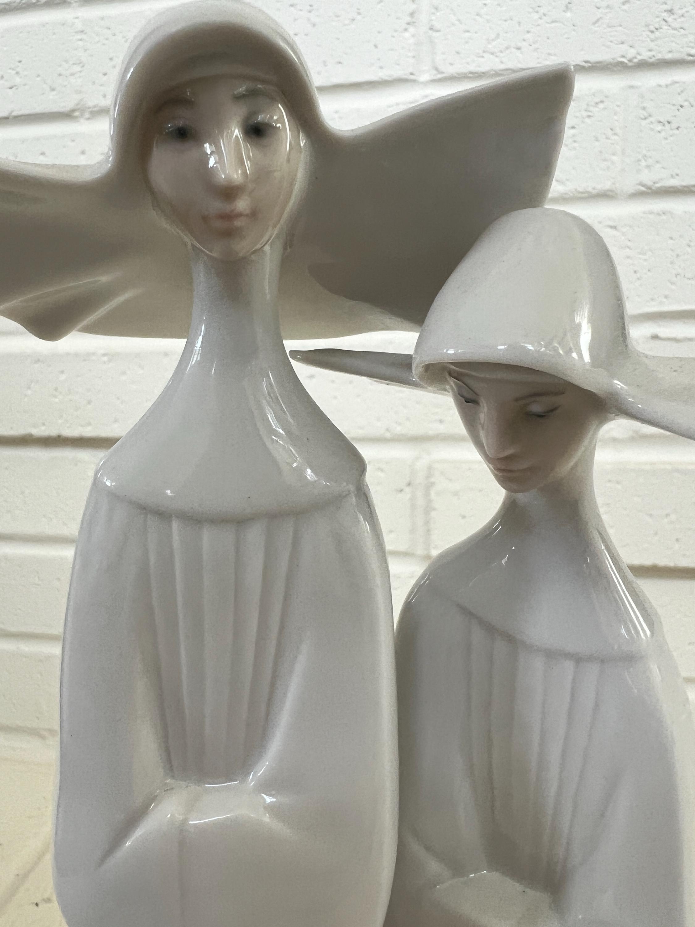 LLADRO 修道女 - 2016 年に廃盤。13 インチのフィギュア。光沢仕上げ