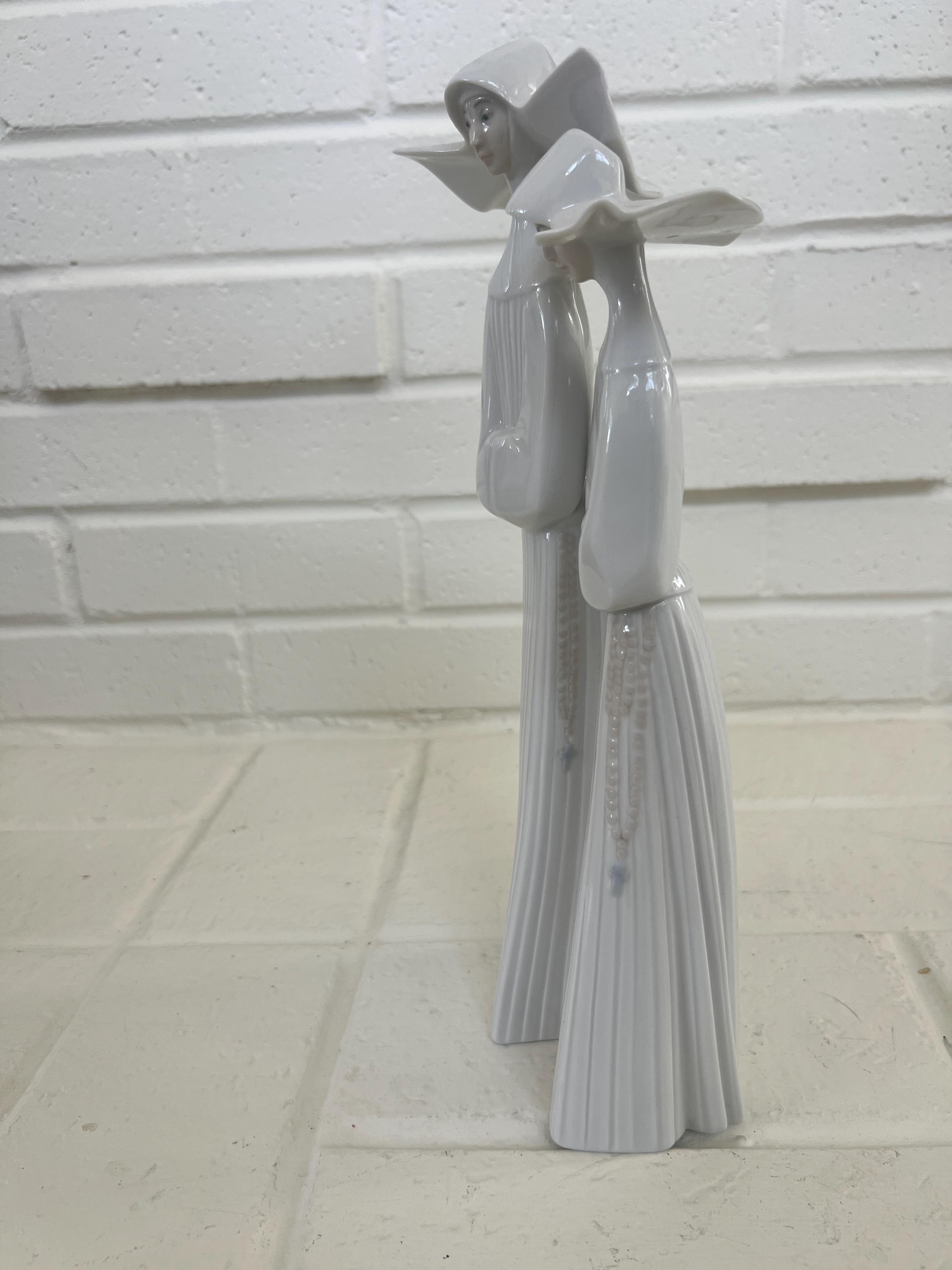 LLADRO 修道女 - 2016 年に廃盤。13 インチのフィギュア。光沢仕上げ