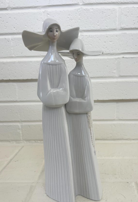 LLADRO 修道女 - 2016 年に廃盤。13 インチのフィギュア。光沢仕上げ