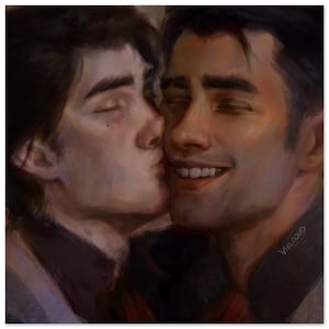 Op de afbeelding: Een artistieke illustratie van twee mannen die elkaar omarmen. De ene man kust de ander op de wang. De afbeelding is geschilderd met warme tinten en de mannen hebben hun ogen gesloten, wat intimiteit en genegenheid uitdrukt.