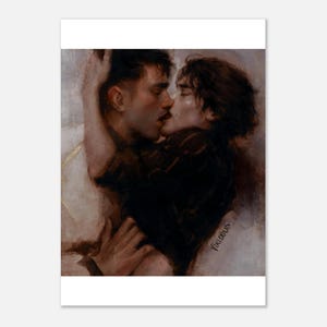 Op de afbeelding: Een print in olieverfstijl met twee figuren in een nauwe omhelzing, waarbij de ene figuur een donker overhemd met patroon draagt en de andere een lichtgekleurd kledingstuk. Het kunstwerk bevat zachte penseelstreken en de handtekening VIKLOUD.