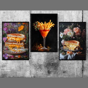 Zestaw 3 serów grillowanych, wydruk artystyczny Moody Cottagecore Kitchen Decor, fantazyjna martwa natura, sztuka ścienna z jedzeniem, ciemny wózek barowy, dzikie kwiaty PNG do pobrania