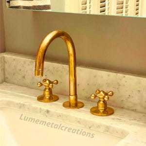 Grifo de baño de latón sin lacar con dos manijas, mezclador de lavabo de 3 orificios para encimera, grifería vintage de latón macizo, 3 acabados disponibles.