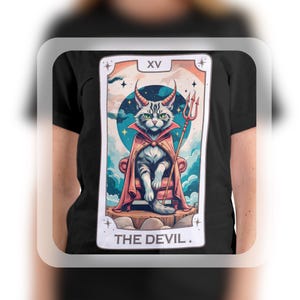 The Devil Cat Tarot T-shirt, grappig Witchy Cat-shirt, The Devil Card Tee, Dark Spiritual Cat Gift, Tarot Cat-shirt voor kattenliefhebbers