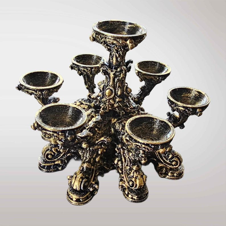 K&ouml;nnte beinhalten: Ein mehrstufiger Kerzenhalter mit sechs kreisf&ouml;rmigen Schalen, die um eine zentrale, erh&ouml;hte Schale angeordnet sind. Die Struktur ist in einer abgenutzten Schwarz-Gold-Optik gehalten und weist verzierte, schn&ouml;rkelartige Details am Fu&szlig; auf.