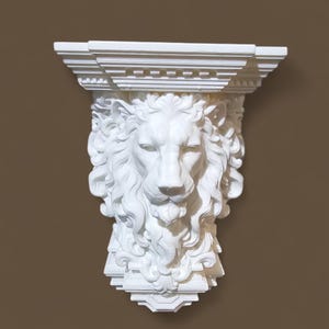 Könnte beinhalten: Weiße Löwenkopf-Wanddekoration mit detaillierter Mähne und architektonischen Elementen. Die Skulptur zeigt das Gesicht eines majestätischen Löwen mit einem dekorativen Regal darüber. Ein klassisches Design, das jedem Raum Eleganz verleiht.