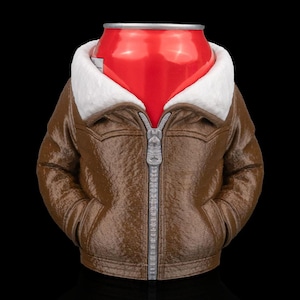 Peut inclure: Une canette rouge portant une veste en cuir marron avec un col en fourrure blanche. La veste a une fermeture éclair argentée et deux poches. Le fond est noir.