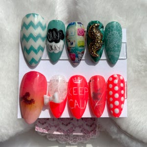 Puede incluir: Una taza de cerámica blanca con un asa negra y el texto "But First, Coffee" en un estilo manuscrito. La taza está sobre una superficie blanca. La taza mide 10 cm de alto.