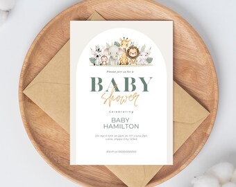 Puede incluir: Una invitación de baby shower blanca con un borde verde y dorado. La invitación presenta un círculo con un grupo de animales de dibujos animados, incluyendo un león, una jirafa, un elefante, un mono y una cebra. El texto de la invitación dice: "Por favor, únase a nosotros para una Baby Shower Celebrando Baby Hamilton El 12 de abril a las 2 pm en 117 Lions Den Lane, Hippo City 12345 RSVP al 0000000000"
