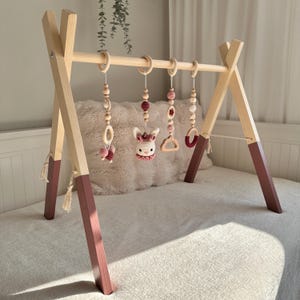 Babygym Spielbogen Holz Spieltrapez Rot Mobile Baby Maxicosi Anhänger Naturholz Nadelholz Montesorri Spielbogen Anhänger HACCraftsWoods