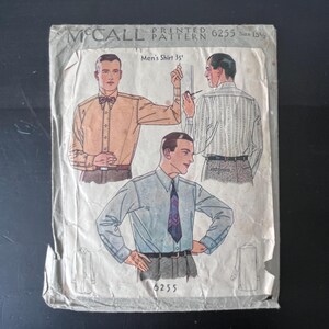 Puede incluir: Patrón impreso vintage McCall's 6255 para camisas de hombre. La portada presenta ilustraciones de hombres con diferentes estilos de camisa. El patrón es de talla 15 1/2 e incluye el texto "Men's Shirt 35".
