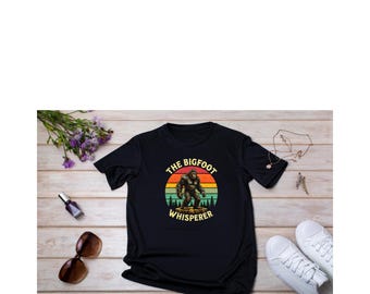 Camiseta Bigfoot Whisperer, camiseta engraçada Sasquatch com estampa de pôr do sol, camiseta retrô Bigfoot, presente para amante de criptídeos, camiseta de acampamento, camiseta de aventura ao ar livre