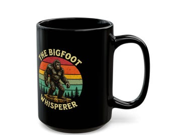 ビッグフット ウィスパラー コーヒーマグ、おもしろいサスカッチマグ、ビッグフット愛好家へのギフト、クリプティッドハンターカップ、アウトドアアドベンチャーマグ、レトロ ビッグフットマグ