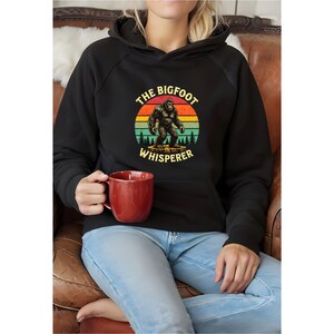 Bigfoot Whisperer-hoodie, rolig Sasquatch-tröja, retro Bigfoot-tröja, kryptidälskare-gåva, campinghoodie utomhus