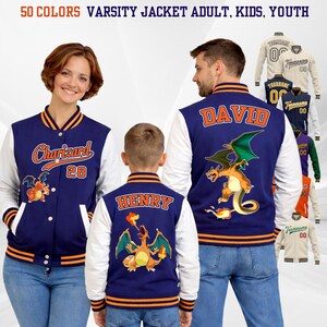 Può includere: Giacche varsity blu navy con maniche bianche e dettagli arancioni. Le giacche presentano la scritta "Charizard" e il numero 28, e i nomi "David" e "Henry" con una grafica di un drago dei cartoni animati. Il testo "50 COLORS VARSITY JACKET ADULT, KIDS, YOUTH" è in alto.