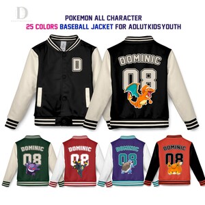 Può includere: Giacche da baseball in vari colori, con personaggi dei Pokemon e la scritta "DOMINIC 08". Le giacche hanno maniche color crema e un corpo nero, verde, rosso, viola o arancione. È visibile anche il testo "POKEMON ALL CHARACTER" e "25 COLORS BASEBALL JACKET FOR ADLUTKIDS YOUTH".