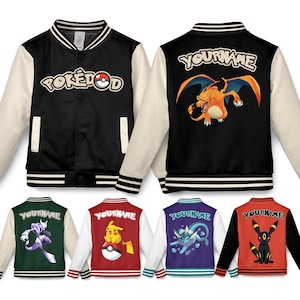 Può includere: Giacche varsity nere e color crema con vari design di Pokémon. Le giacche presentano la scritta "POKÉDOD" sul davanti e grafiche di personaggi sul retro. Ogni giacca ha un diverso personaggio Pokémon e schema di colori.
