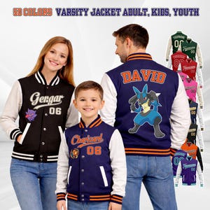 Può includere: Sono esposte giacche varsity in vari colori, con il testo "50 COLORS VARSITY JACKET ADULT, KIDS, YOUTH" in alto. Le giacche presentano maniche bianche e colori del corpo a contrasto, con testo e grafica personalizzati. Una giacca ha "Gengar 06", un'altra "Charizard 06" e una terza "DAVID".