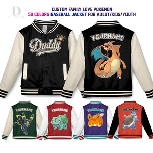 Può includere: Giacche da baseball nere e crema con vari design di Pokemon. Una giacca ha la scritta "Daddy" sul davanti. I dorsi delle giacche presentano personaggi Pokemon e la scritta "YOURNAME". Disponibili in diversi colori.