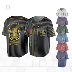 Op de afbeelding: Honkbalshirts in verschillende kleuren, met een krijtstreepontwerp. De shirts tonen de tekst "YOUR COUR NAME" en "YOUR NAME OR YOUR CITY" samen met een afbeelding van een Egyptische figuur. De voorkant van het shirt heeft de letters "DOI".