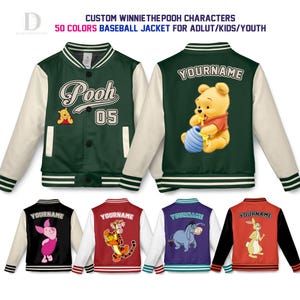 Pode incluir: Casaco de baseball verde e creme com gráficos do Ursinho Pooh. O casaco apresenta o texto "Pooh 05" na frente e "YOURNAME" nas costas. Casacos adicionais com outros personagens são mostrados. O texto "CUSTOM WINNIE THE POOH CHARACTERS" e "50 COLORS BASEBALL JACKET FOR ADLUT/KIDS/YOUTH" também são visíveis.
