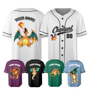 Può includere: Maglie da baseball bianche, viola, nere, verdi e blu. Ogni maglia presenta una grafica di un drago dei cartoni animati e la scritta "YOUR NAME" sul retro. Una maglia ha "Charizard" e il numero "00".