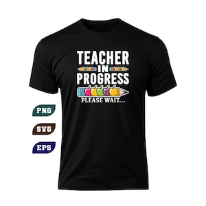 Może przedstawiać: Czarna koszulka z białym napisem "TEACHER IN PROGRESS PLEASE WAIT...". Projekt zawiera kolorowe ołówki. Koszulka ma również ikony typu pliku PNG, SVG i EPS.
