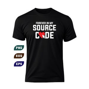 Könnte beinhalten: Schwarzes T-Shirt mit dem weißen Text "FOREVER IN MY SOURCE CODE". Ein rotes Herz mit weißem Cursor ersetzt das "O" in "CODE". Das Shirt hat auch die Wörter "PNG", "SVG" und "EPS" in einer vertikalen Linie.
